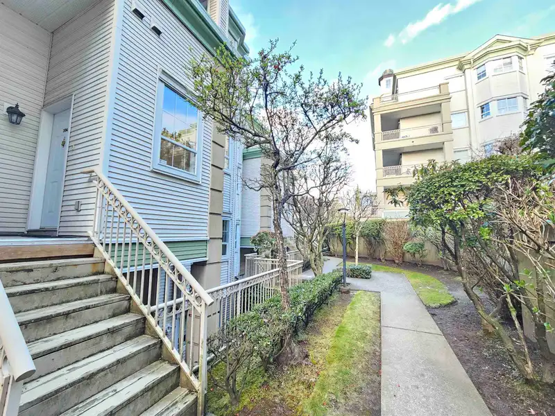 304 15258 105 AVENUE - photo 1 of 18