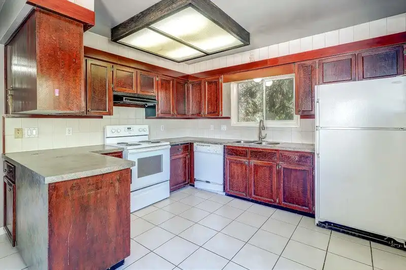 11243 136 STREET - photo 2 of 37