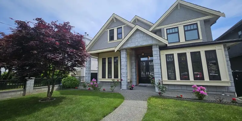 1010 EDINBURGH STREET - photo 1 of 40