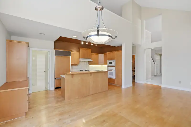 2 5900 FERRY ROAD - photo 3 of 36
