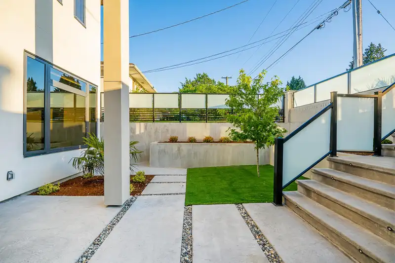 550 RICHMOND STREET - photo 3 of 37