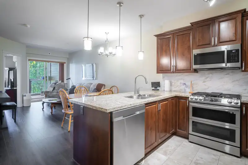 315 20376 86TH AVENUE - photo 4 of 21