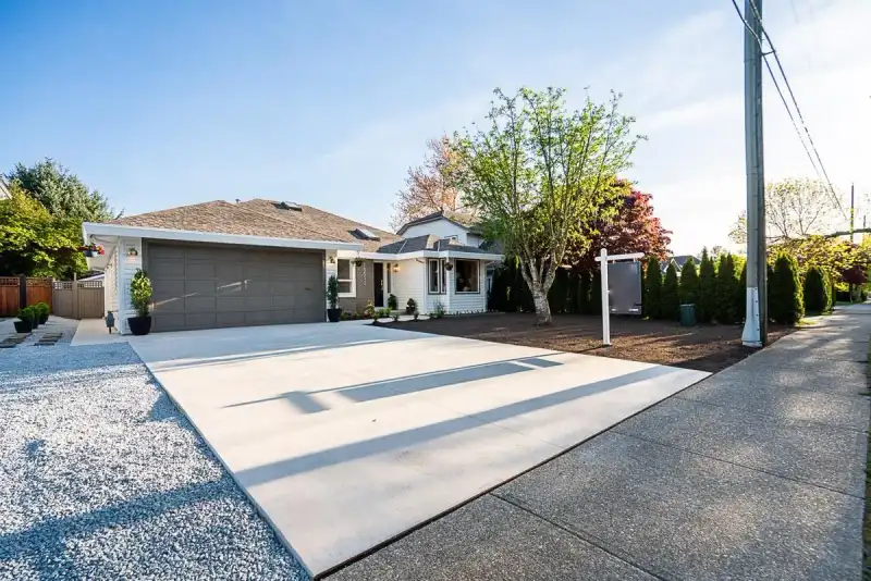 15512 112 AVENUE - photo 1 of 39