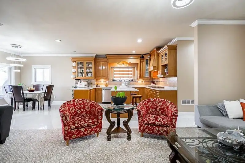 12967 106A AVENUE - photo 4 of 29
