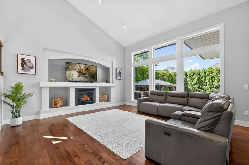 21067 83A AVENUE - photo 4 of 40