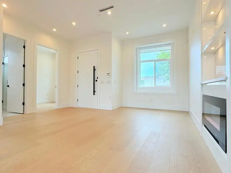 2026 E 32ND AVENUE - photo 3 of 39