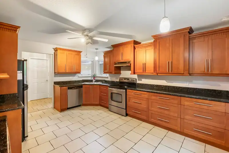 115 10172 141 STREET - photo 4 of 40