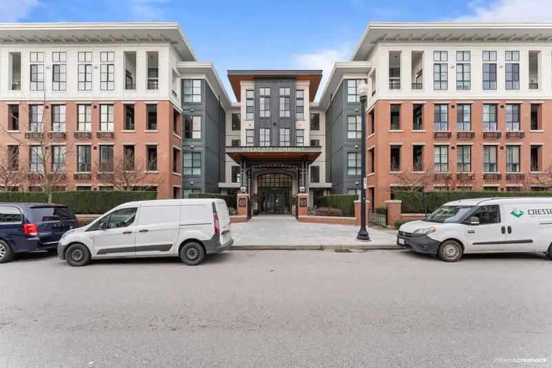 226 15137 33 AVENUE - photo 1 of 33