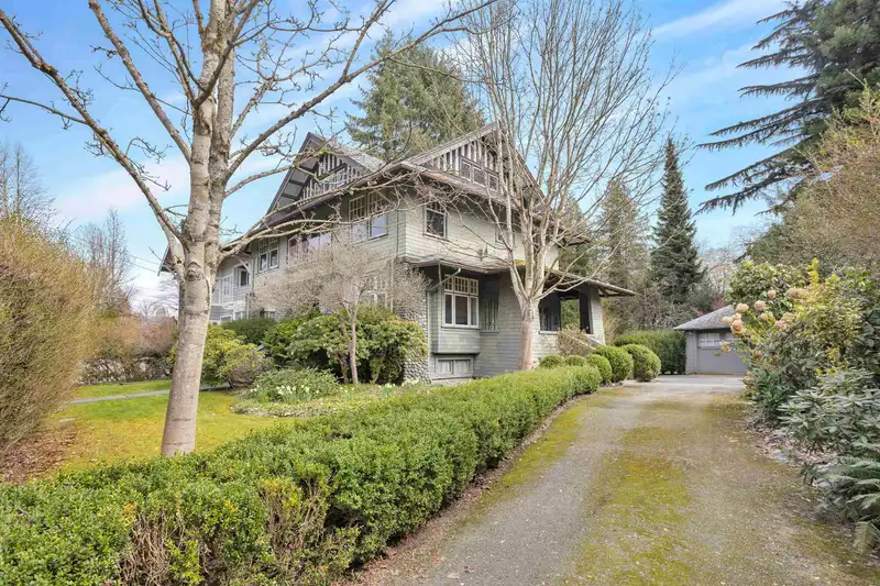 3924 PINE CRESCENT - photo 2 of 31