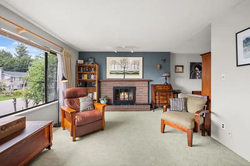 4442 47 STREET - photo 2 of 19