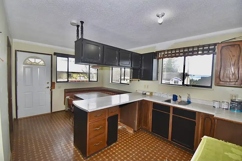 631 WYNGAERT ROAD - photo 4 of 34