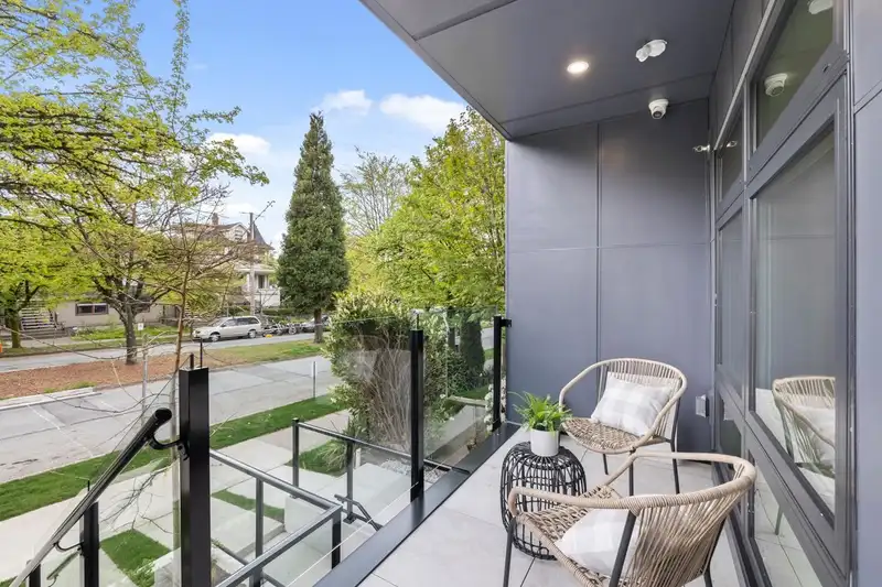 201 2135 E PENDER STREET - photo 2 of 26