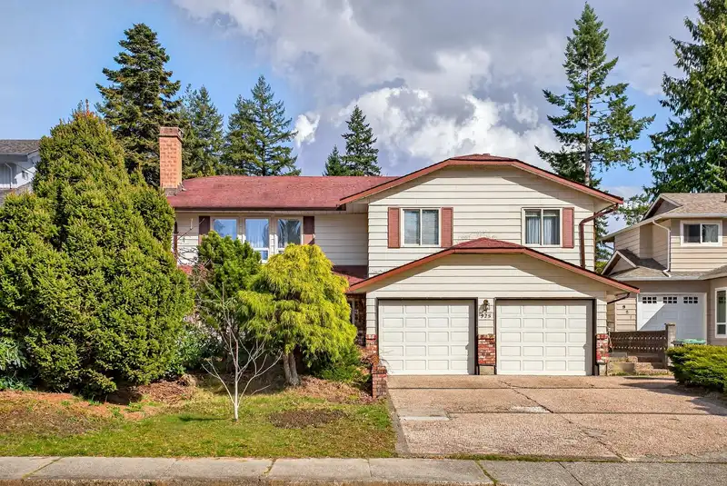 925 MERRITT STREET - photo 1 of 40