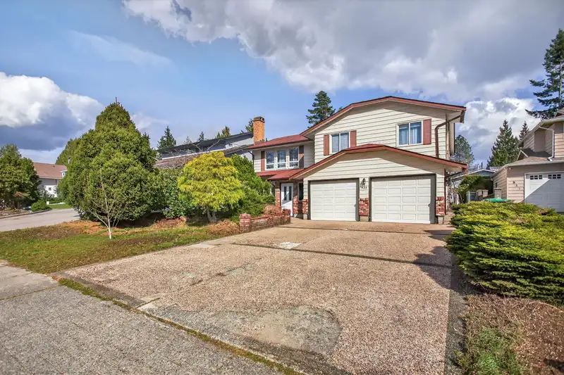 925 MERRITT STREET - photo 3 of 40