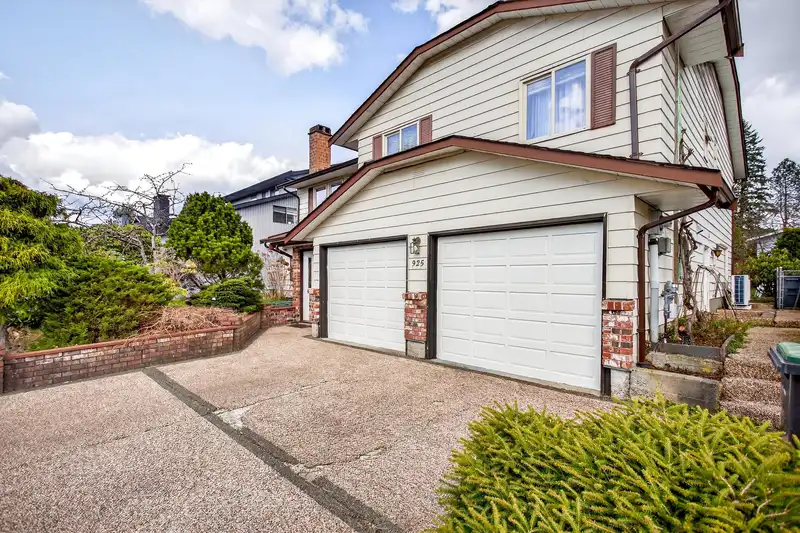 925 MERRITT STREET - photo 4 of 40