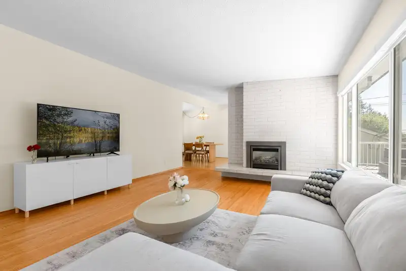 646 E WINDSOR ROAD - photo 4 of 40