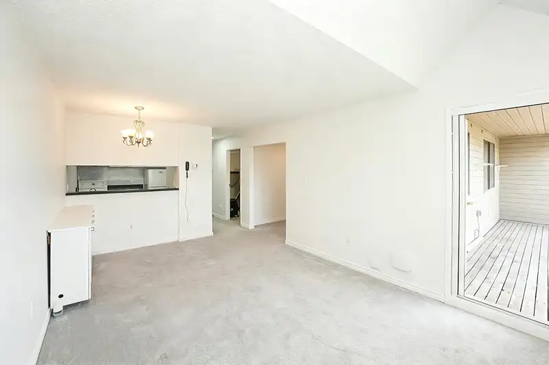 413 8120 COLONIAL DRIVE - photo 1 of 17