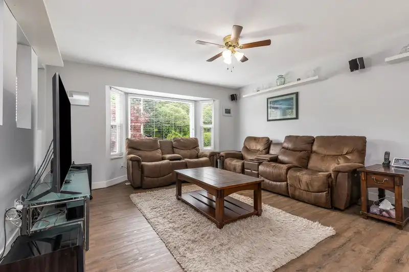 32456 14TH AVENUE - photo 3 of 38