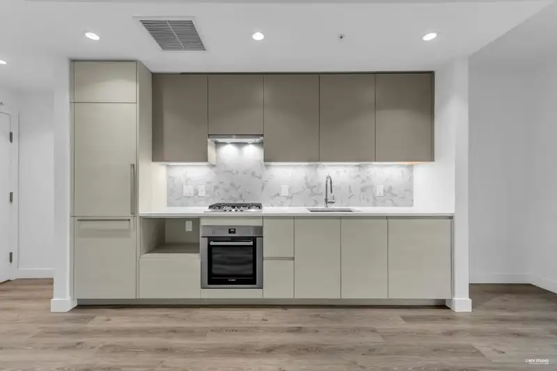 303 8121 CHESTER STREET - photo 2 of 19