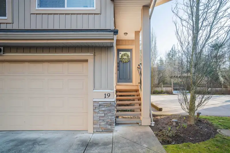 19 20966 77A AVENUE - photo 4 of 39