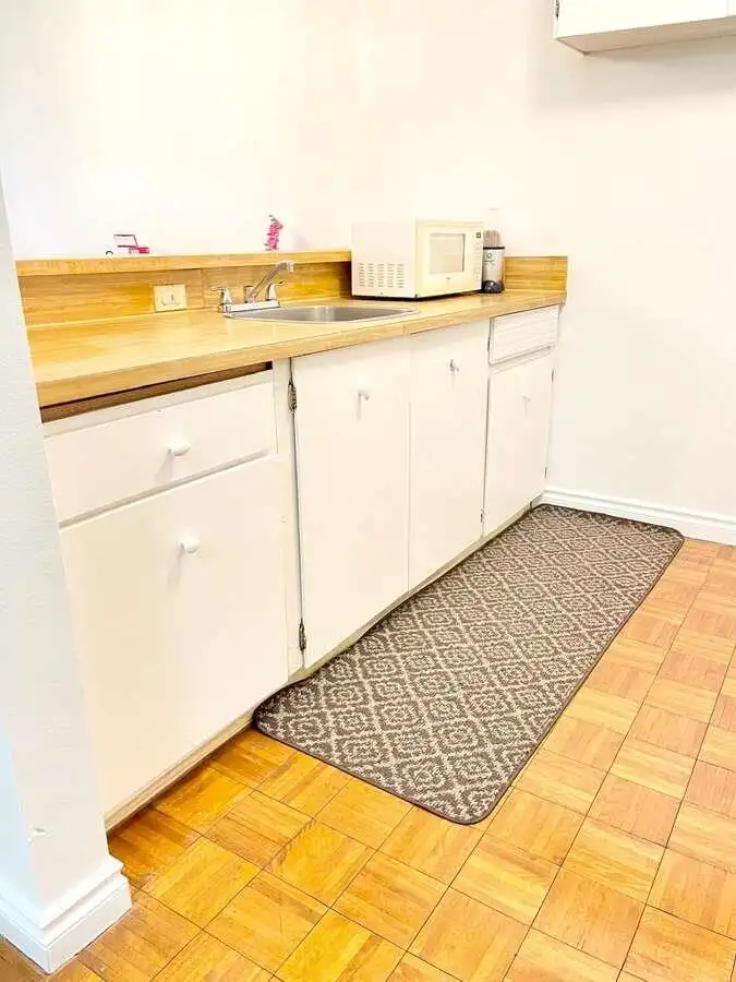 219 9300 GLENACRES DRIVE - photo 4 of 28