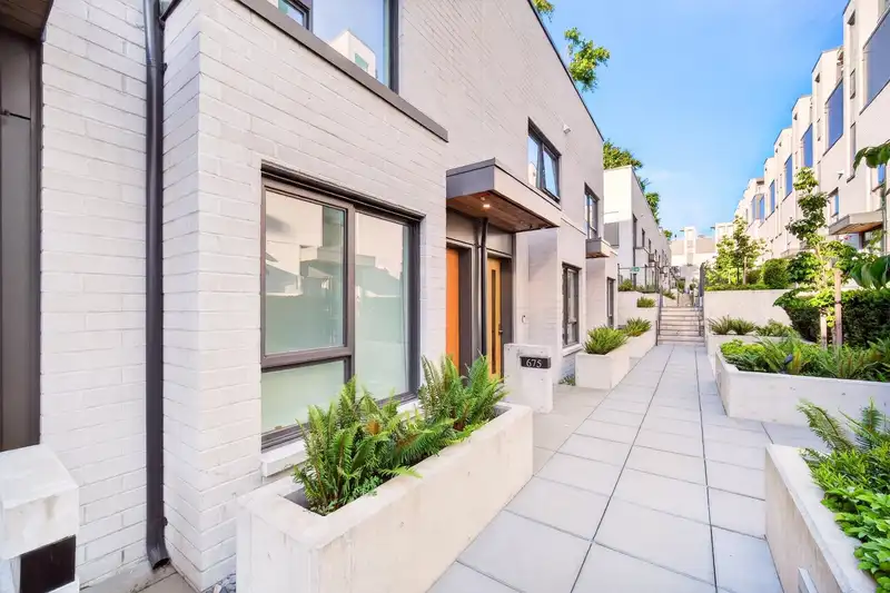 675 W 30TH AVENUE - photo 2 of 33