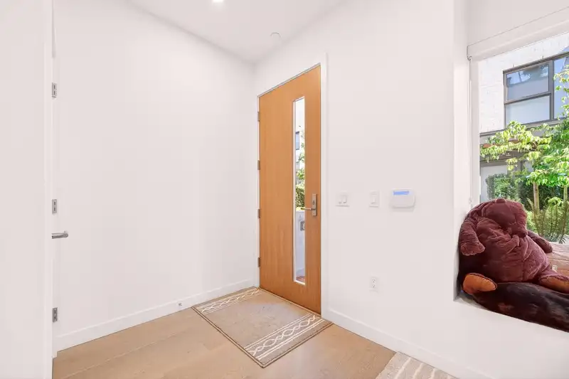 675 W 30TH AVENUE - photo 4 of 33