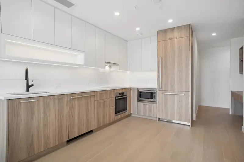 202 8398 OAK STREET - photo 2 of 25
