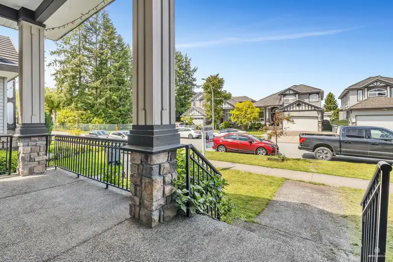 12168 96A AVENUE - photo 3 of 25