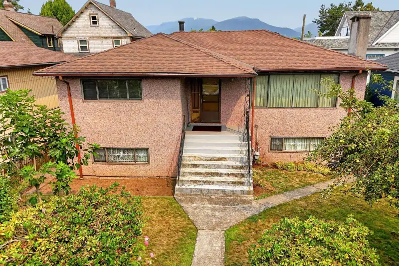 1955 TURNER STREET - photo 1 of 39