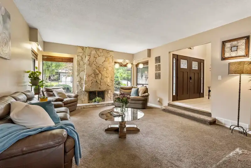 6135 SUNWOOD DRIVE - photo 4 of 40
