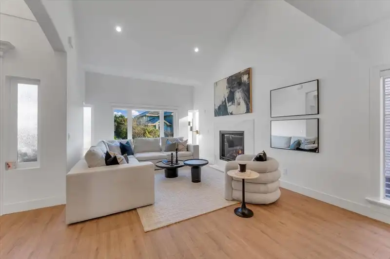 2594 PALISADE CRESCENT - photo 1 of 40