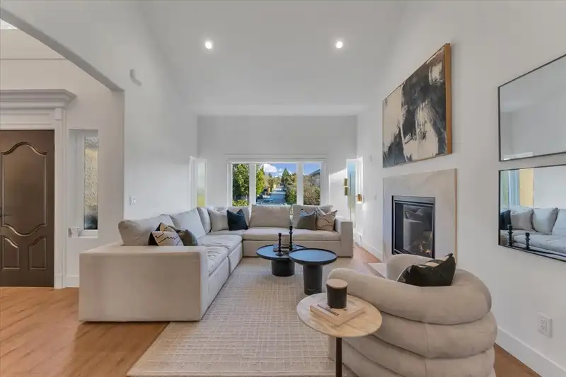 2594 PALISADE CRESCENT - photo 4 of 40