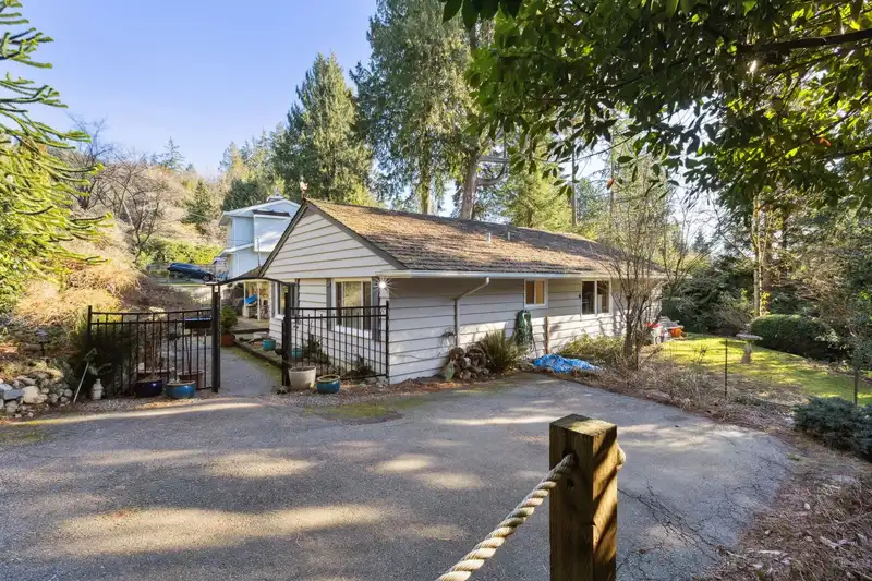 4028 ROSE CRESCENT - photo 3 of 35