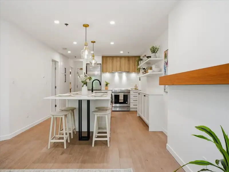 207 1925 W 2ND AVENUE - photo 4 of 28