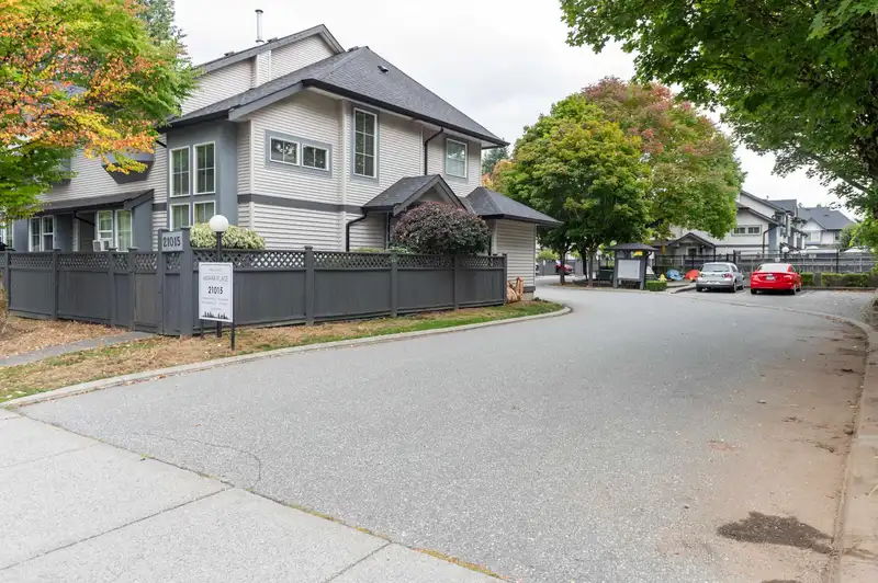 8 21015 118 AVENUE - photo 2 of 36