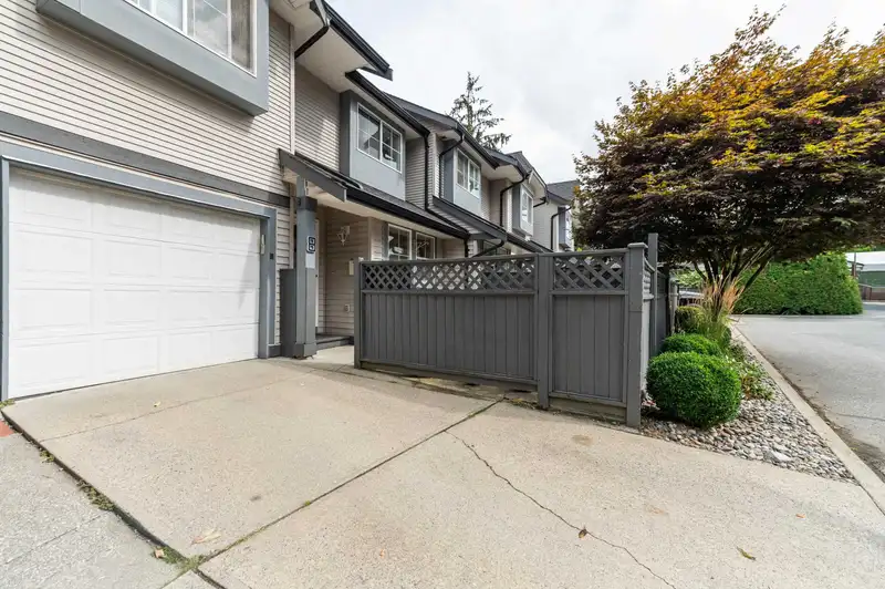 8 21015 118 AVENUE - photo 3 of 36