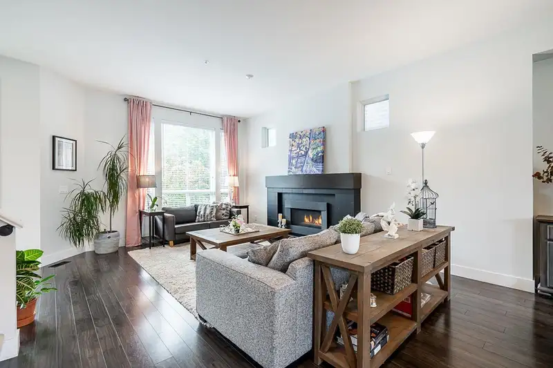 10489 ROBERTSON STREET - photo 4 of 37
