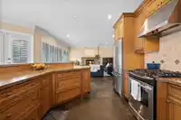 938 KINGS AVENUE - thumbnail 5