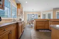 938 KINGS AVENUE - thumbnail 9