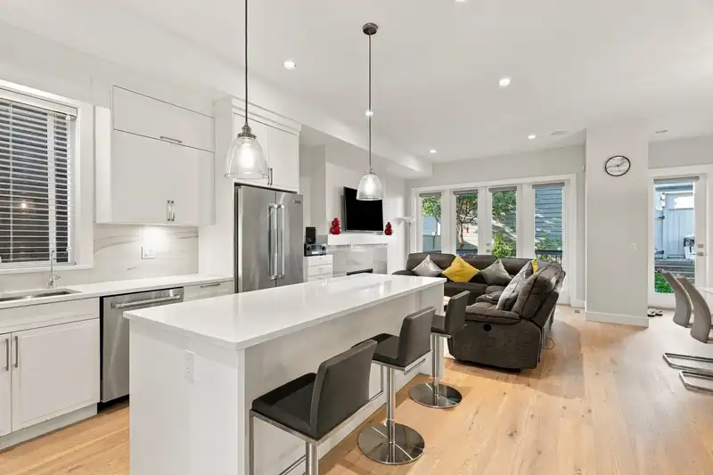 16475 21A AVENUE - photo 4 of 26