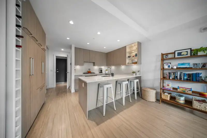 110 707 E 3RD STREET - photo 2 of 40