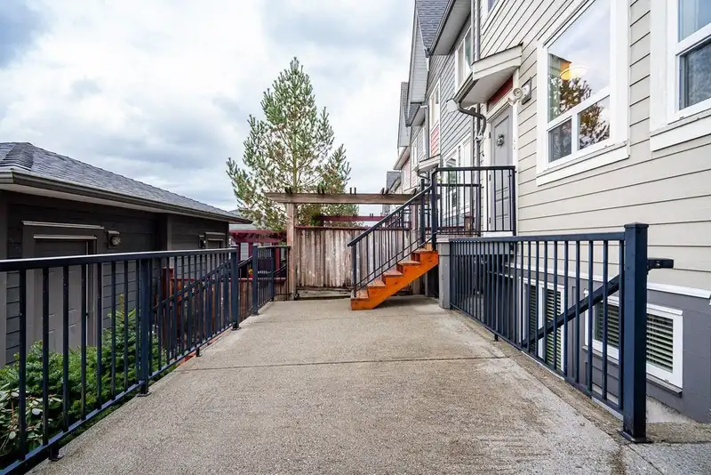 21025 80 AVENUE - photo 3 of 27