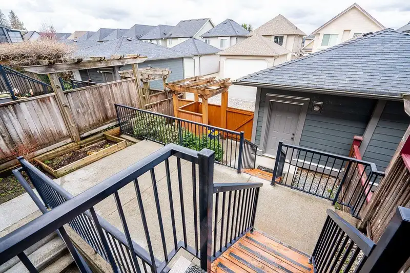 21025 80 AVENUE - photo 4 of 27