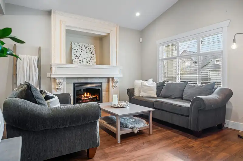 21027 83A AVENUE - photo 3 of 39