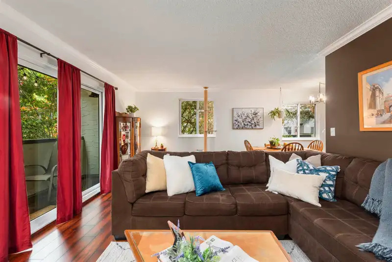 204 725 COMMERCIAL DRIVE - photo 2 of 32
