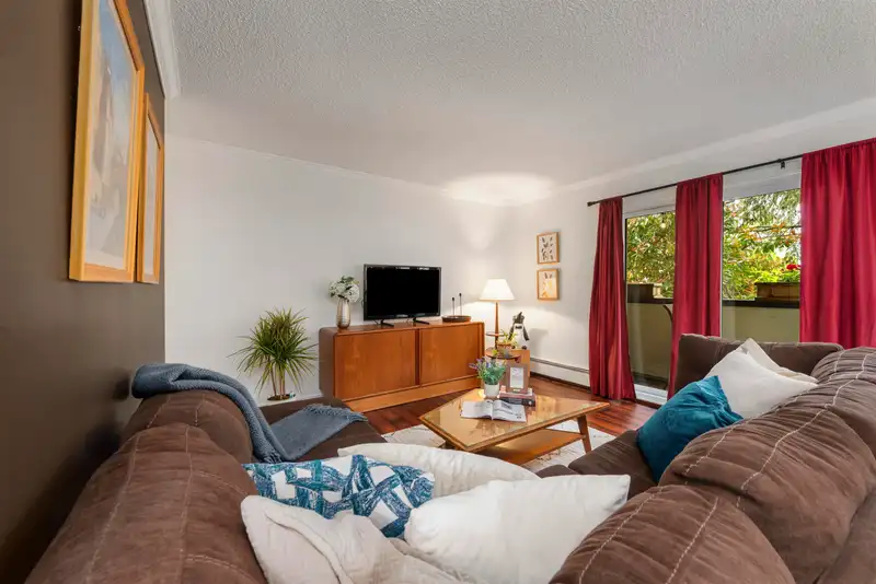 204 725 COMMERCIAL DRIVE - photo 3 of 32