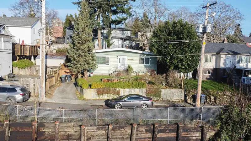 333 LOUELLEN STREET - photo 3 of 31
