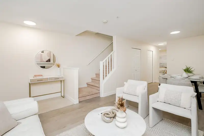 49 6588 SOUTHOAKS CRESCENT - photo 2 of 40