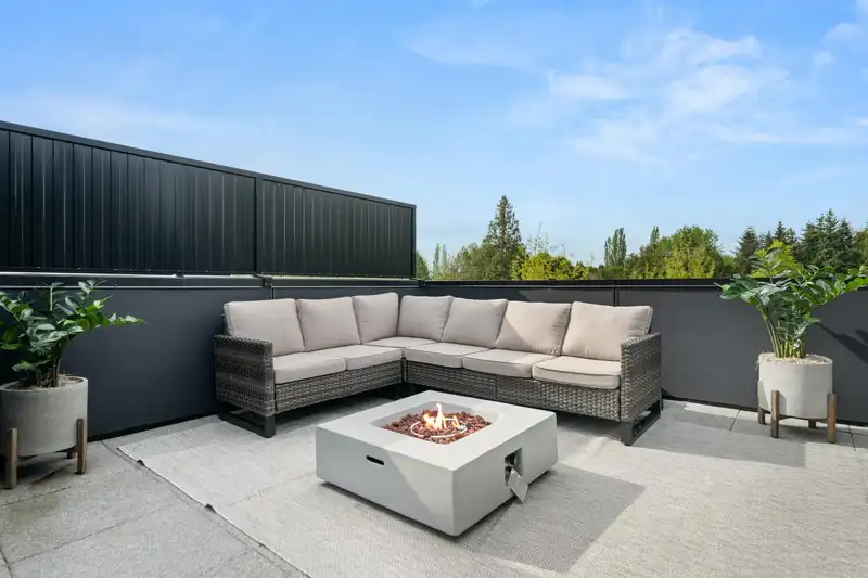 39 20335 70A AVENUE - photo 1 of 12